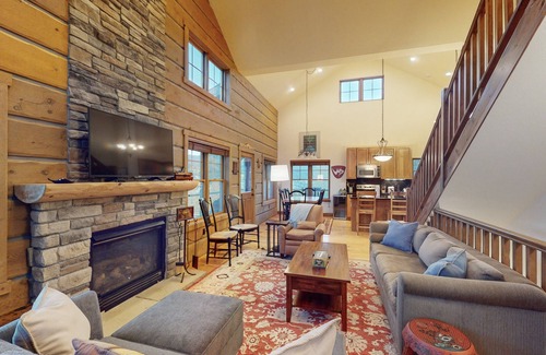 Rendezvous House | Comfortable home with gas fireplace, full kitchen, W/D & great views
