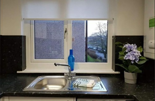 East Kilbride Apartment | Comfortable modern space within walking distance to the East Kilbride Shopping- 25 minutes to Glasgow Centre.