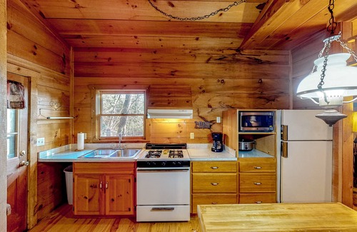 Highlands House | Comfortable mountain view cabin with TV, board games, & kitchenette