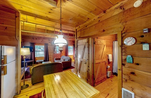 Highlands House | Comfortable mountain view cabin with TV, board games, & kitchenette