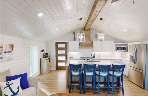 Rockwell House | Comfortable, newly remodeled modern 2 bedroom cabin located on Lake Hamilton.