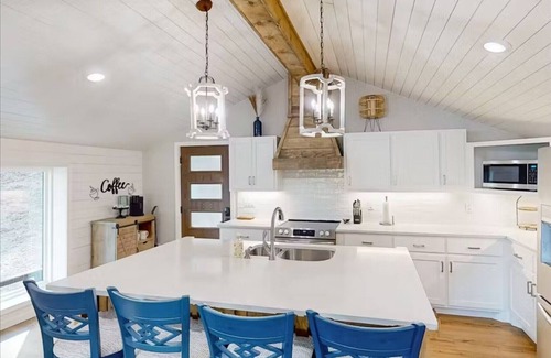 Rockwell House | Comfortable, newly remodeled modern 2 bedroom cabin located on Lake Hamilton.