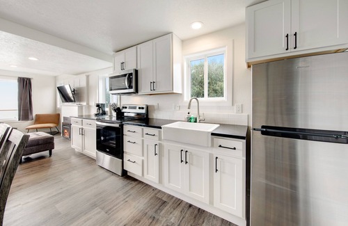 Edgewater Shores Cottage | Comfortable Oceanfront Getaway w/Easy Beach Access and Ocean Views - Dogs OK
