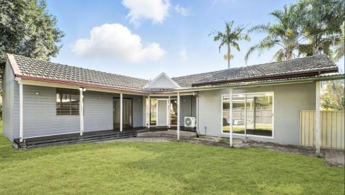 Seven Hills House | Comfortable Queen Room close to Station and Shops - SH4