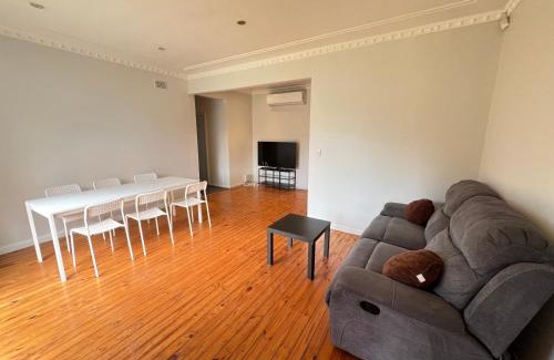 Seven Hills House | Comfortable Queen Room close to Station and Shops - SH4