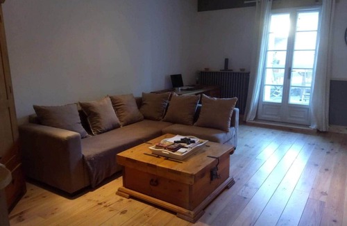 Longecombe House | Comfortable room in village house