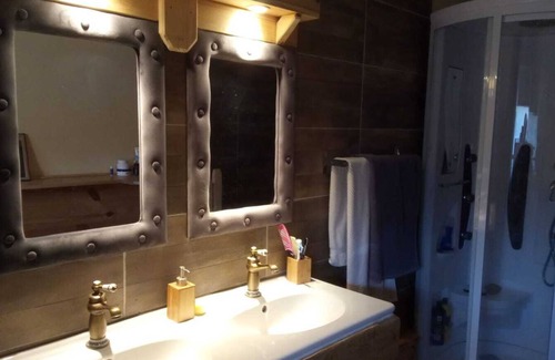 Longecombe House | Comfortable room in village house