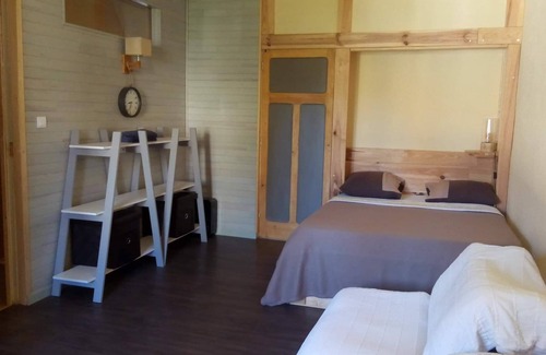 Longecombe House | Comfortable room in village house