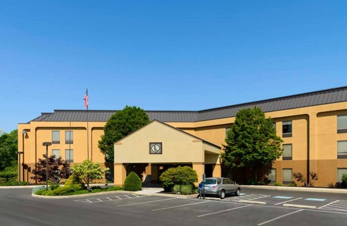 Carlisle Hotel | Comfortable Room Near I-76 with Free Breakfast – Perfect for Leisure and Work