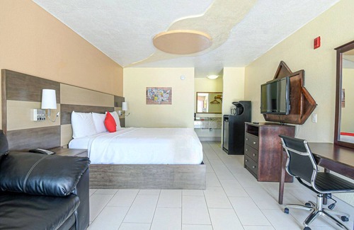 Conroe Hotel | Comfortable Room with All Essentials - Your Relaxing Haven, Free Parking