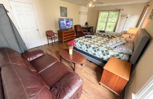 Chapel Hill House | Comfortable Rooms in A Single Family House in Chapel Hill near UNC Duke RTP, with Massage Chair