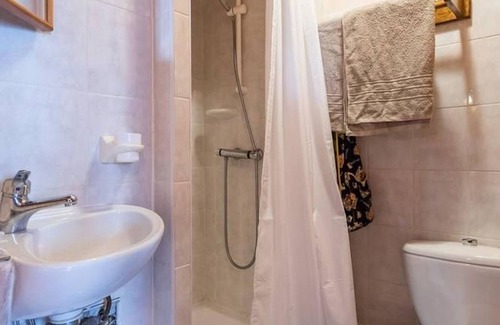 Melin Bed & Breakfast | Comfortable Rooms with Breakfast Included and Garden