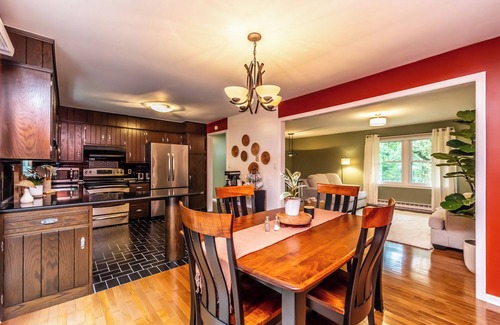 Narvon House | Comfortable Split Level with Hot Tub, High Speed Internet