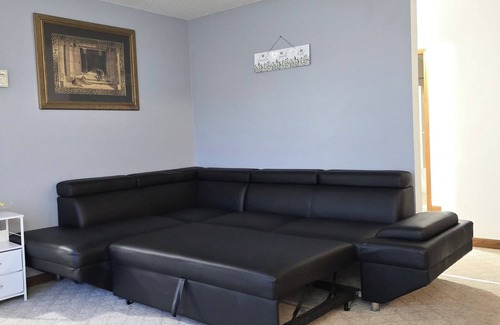 Niagara Falls House | Comfortable Stay Near Niagara Falls, Airport & Shopping Outlets