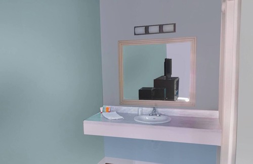 Kernersville Hotel | Comfortable Stay with Cozy King Bed + Easy Access to Local Attractions