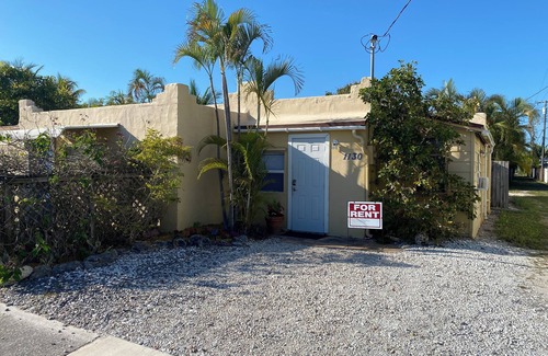 South Palm Park Neighborhood Association Apartment | Comfortable Studio in Downtown Lake Worth Beach