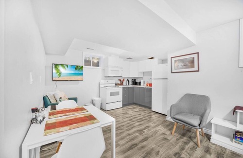 Guelph Apartment | Comfortable Suite in the heart of Hanlon Creek Closet to U of G