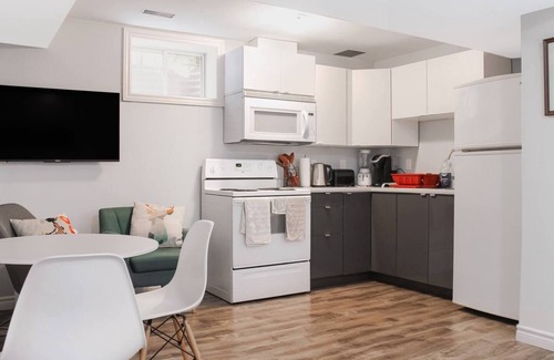 Guelph Apartment | Comfortable Suite in the heart of Hanlon Creek Closet to U of G