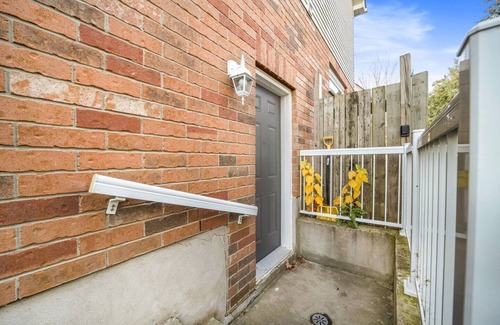 Guelph Apartment | Comfortable Suite in the heart of Hanlon Creek Closet to U of G