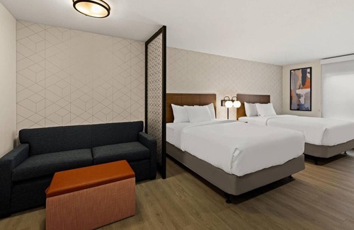 Newnan Hotel | Comfortable Suite w/Full Kitchen – Perfect for Families Visiting Newnan