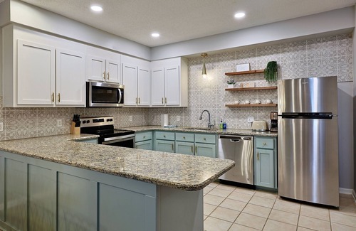 Dothan House | Comfortable Townhome with Double Garage
