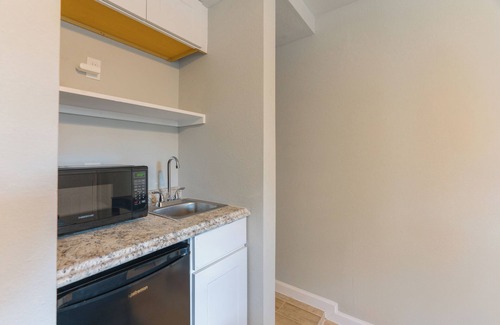 Greater Third Ward Apartment | Comfy 1 - Bedroom APT w/Queen Bed & Bath