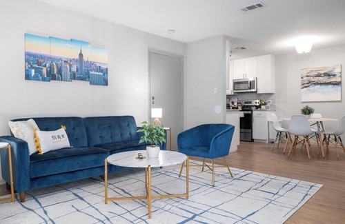 Barton Hills Apartment | Comfy 1BR in SoLa 5 Minutes to Downtown with Free Parking