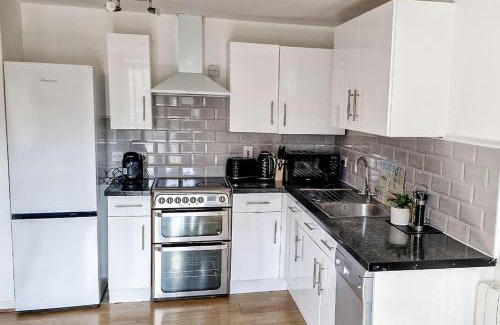 Glyndon Apartment | Comfy 2 bed Flat with free Parking, close to Tube