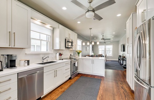 Galveston Cottage | Comfy, 2-Bedroom Cottage 10 blocks from Seashore in Midtown Galveston
