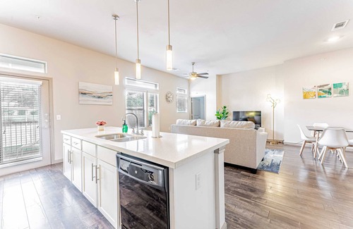 Pleasant Valley Apartment | Comfy 2BR king suite, fast WiFi, 8 min to Downtown