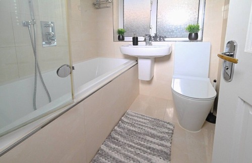 Ponders End Apartment | Comfy 2BR Snug - WiFi & Parking