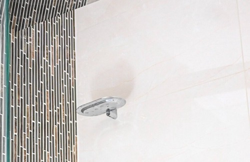 Ponders End Apartment | Comfy 2BR Snug - WiFi & Parking