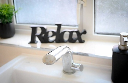 Ponders End Apartment | Comfy 2BR Snug - WiFi & Parking