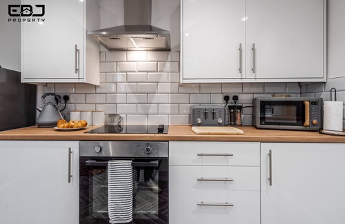 Bootle House | Comfy 4bed Home - Free Parking/Wi-Fi - Long Stays