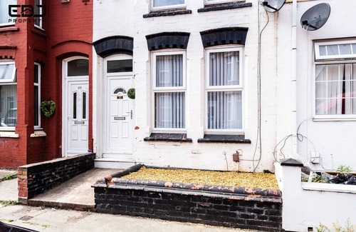 Bootle House | Comfy 4bed Home - Free Parking/Wi-Fi - Long Stays