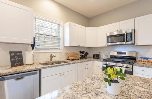 Marietta House | Comfy 5Bed Gem! Fenced Back Yard, Game Room, Free Parking, Snacks, Pet Okay!