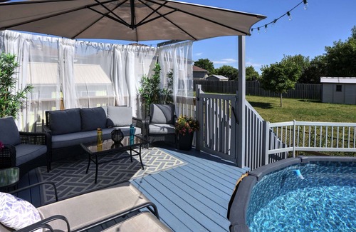 Rideau Heights Apartment | Comfy and Relaxing 2 Bedroom with Pool and Hot Tub
