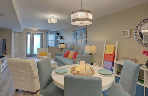 Rideau Heights Apartment | Comfy and Relaxing 2 Bedroom with Pool and Hot Tub