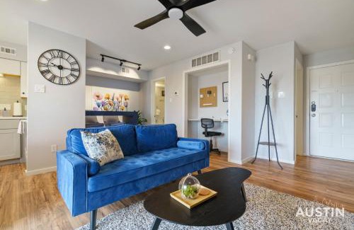 Riverside Apartment | Comfy ATX Apt plus Balcony and Smart TV and Free Parking