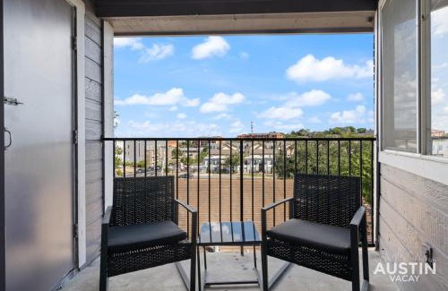 Riverside Apartment | Comfy ATX Apt plus Balcony and Smart TV and Free Parking