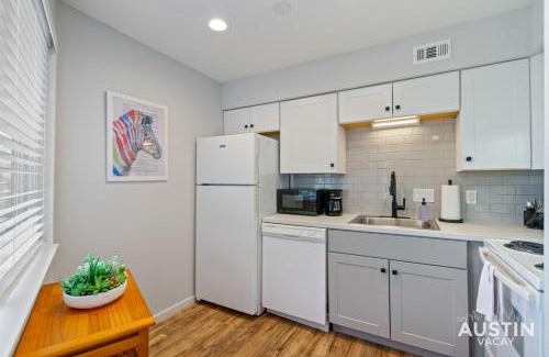 Riverside Apartment | Comfy ATX Apt plus Balcony and Smart TV and Free Parking