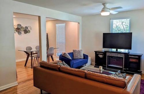 Triangle State House | Comfy Central Austin 2 Bedroom/2 Full Bath Home in Hyde Park