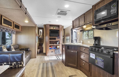 Langworthy RV Rental | Comfy Coleman rental camper in Delhi, IA