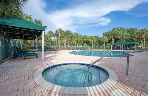 New Tampa House | Comfy Condo -KING Bed - POOL - Hot Tub - Pets - Wifi - Gym - Gated - in New Tampa- Between Tampa Palms and Cory Lake Isles area