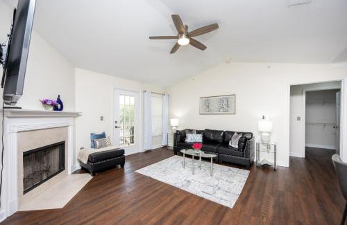 New Tampa House | Comfy Condo -KING Bed - POOL - Hot Tub - Pets - Wifi - Gym - Gated - in New Tampa- Between Tampa Palms and Cory Lake Isles area