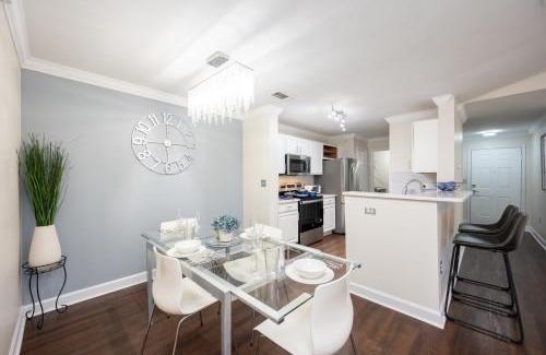 New Tampa House | Comfy Condo -KING Bed - POOL - Hot Tub - Pets - Wifi - Gym - Gated - in New Tampa- Between Tampa Palms and Cory Lake Isles area