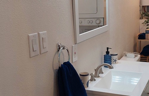Llano House | Comfy Cottage near river access, Nearby Gulfing, Wine Country and famous food!