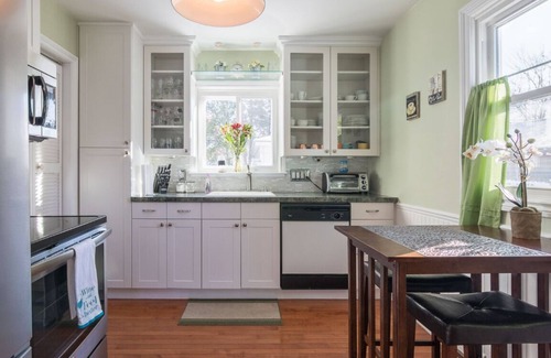 Ferndale House | Comfy, Country Chic Oasis with Backyard Fire Pit