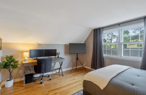 Eastside House | Comfy & cozy 4BR minutes to SU, Hospitals, & DT