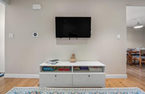 Tuxedo Park Apartment | Comfy, Cozy, Central Calgary, 2BR and 1BTH